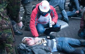 Смертельно раненный Назар Войтович, за ним - скончавшийся от ран Андрей Мовчан