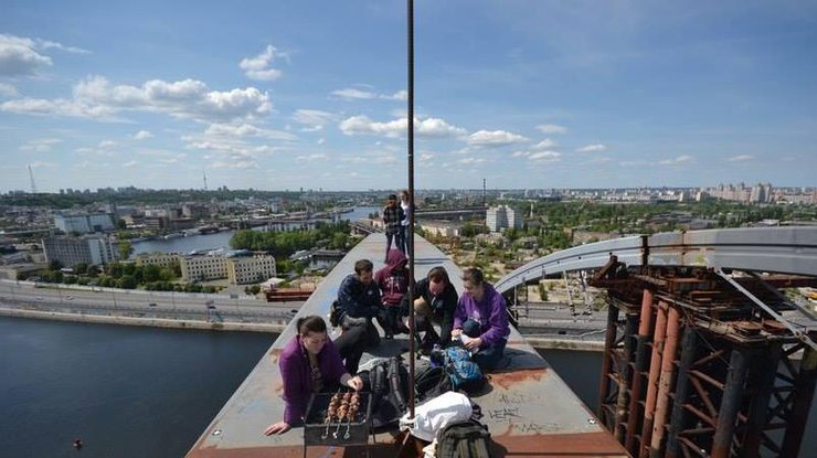 Киевские экстремалы, собрались на пикник на арке Подольского моста. фото - www.facebook.com/kievtypical