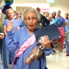 90-летняя медсестра в США празднует юбилей на работе (видео)