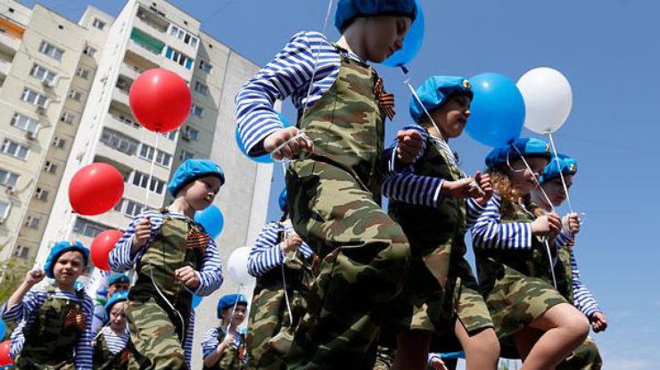 Детям устроили "парад" с техникой и оружием. Фото "Деловая газета".