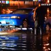 У Каліфорнії вода змиває автомобілі на дорогах