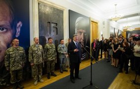 Порошенко открыл фотовыставку с портретами героев