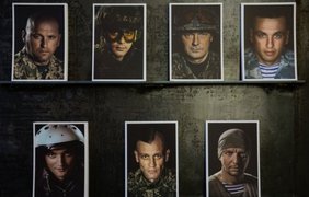 Порошенко открыл фотовыставку с портретами героев