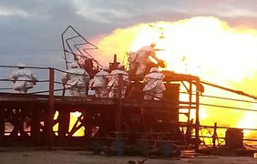 Огненный фонтан затухнет лишь через три недели. Фото lifenews