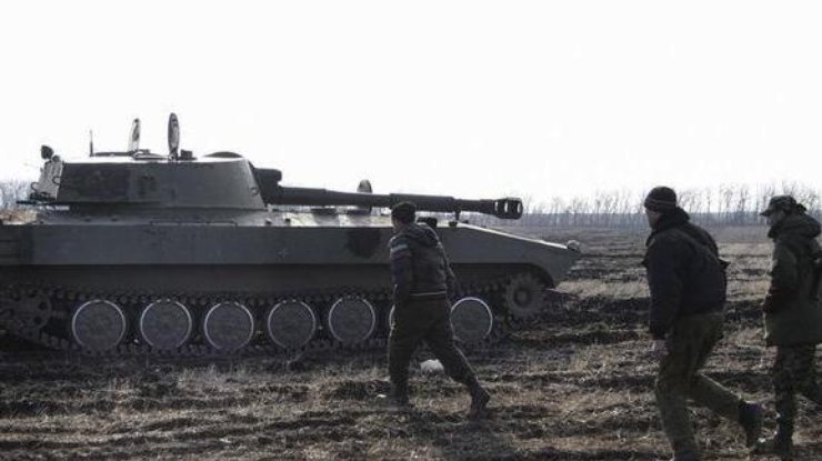 Близ Донецка боевики стреляют из танков