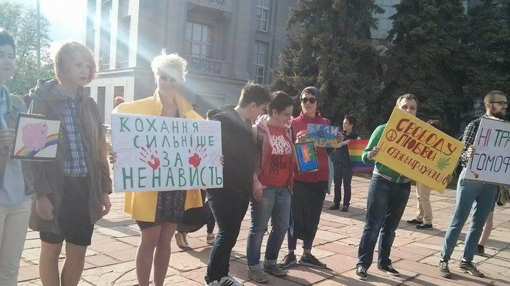 В Киеве на Пейзажной аллее собрались около 30 человек.