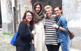 Называя себя Иисусом из Турина, он обнимает прохожих и говорит слова поддержки. фото - facebook.com/pages/Jesus-in-Turin