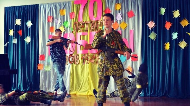 Учителя в Донецке организовали представление. Фото ЖЖ pauluskp