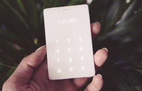 Анти-смартфон Light Phone. Сенсорные клавиши и память на 10 номеров.