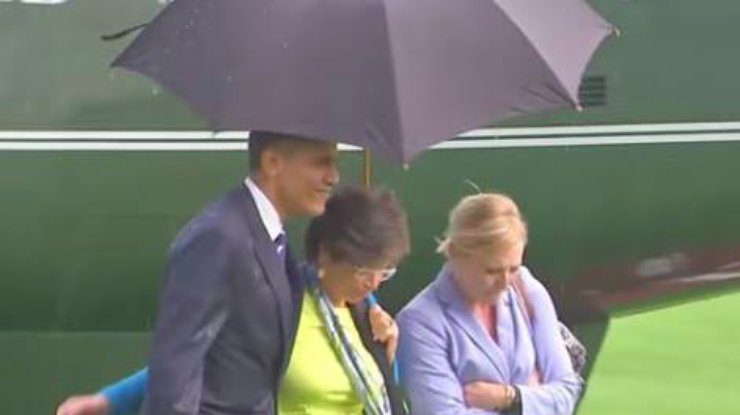Барак Обама спас дам от дождя. Кадр из видео АВС