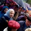 В Луганске пенсионеры часами мокнут под дождем в очереди за пенсиями (видео)