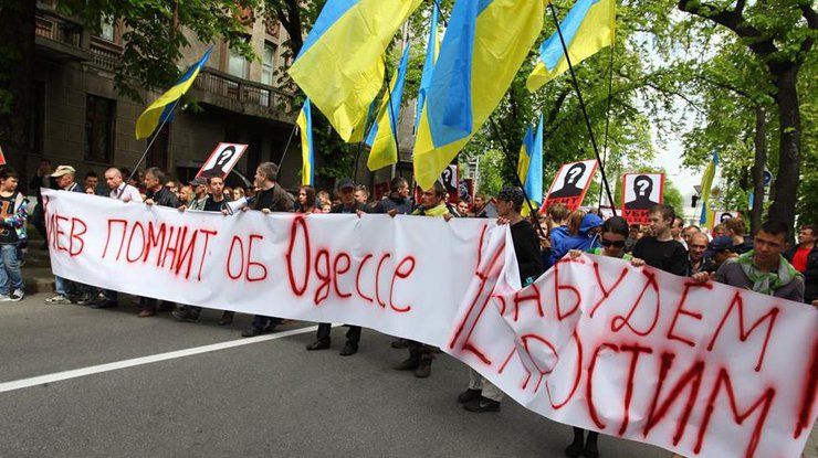В память о погибших в центре Киева собралось более шести тысяч человек. Фото Юрий Кот