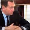 Медведев пришел к Путину в "запретных" часах Apple Watch (фото)