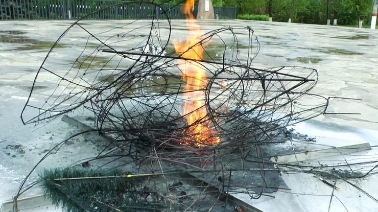 Трое подростков сожгли венки на "Вечном огне". фото - aleksin-city.info
