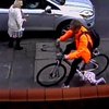 Велосипедист протащил по асфальту 3-летнюю девочку (видео)