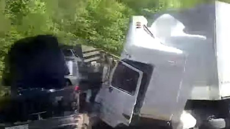 Одна из машин конвоя протаранила грузовик на пути