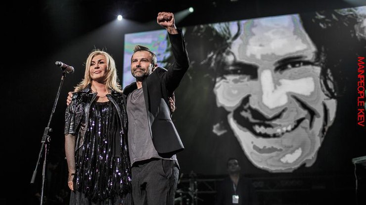 Святослав Вакарчук и Ирина Билык исполнили песню "Мовчати". Фото mainpeople.ua