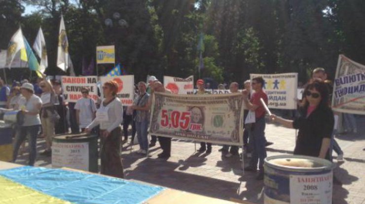 У здания Рады собралось около 50 активистов