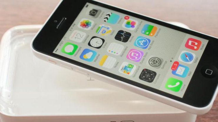 Смартфон внешне напоминает iPhone 5C