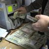 Украинцы массово сдают валюту в обменники