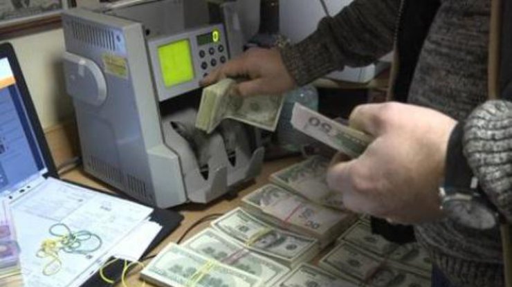 Украинцы продают валюты больше, чем покупают.