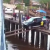 Автомобиль-пикап перевезли на корабль на 2х дощечках (видео)