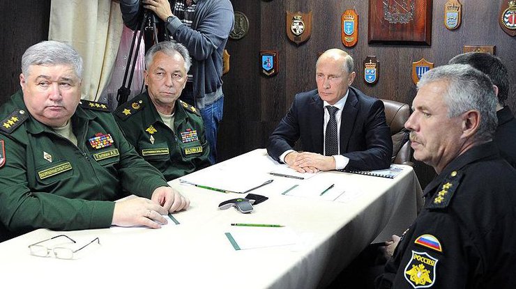 Путин в окружении военных