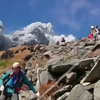 Японский вулкан засыпал группу туристов пеплом (видео)