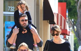 Бен Аффлек гуляет с женой и детьми. Фото The Daily Mail