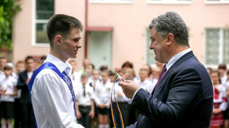 Петр Порошенко поздравил выпускников Славянска. Фото Администрация президента Украины