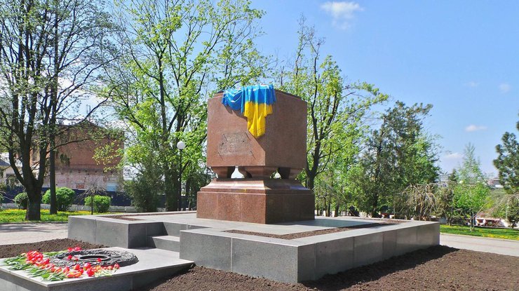 Монумент уже раскрашивали 1 мая. Фото: Фейсбук StudMedia Kharkov