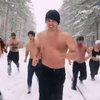 Россияне пробежались голыми по снегу, протестуя против санкций ЕС (видео)