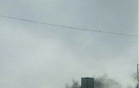 Столб черного дыма над Петровкой. Фото Дмитрий Киевский