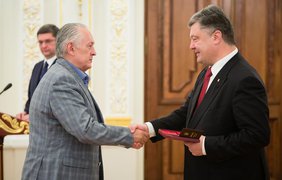 Порошенко удостоил государственных наград ветеранов украинского футбола. Фото АП