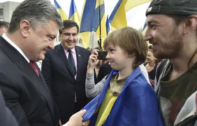 В Одессе увидеть Порошенко и Саакашвили собрались сотни людей. Фото АП