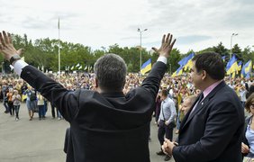В Одессе увидеть Порошенко и Саакашвили собрались сотни людей. Фото АП