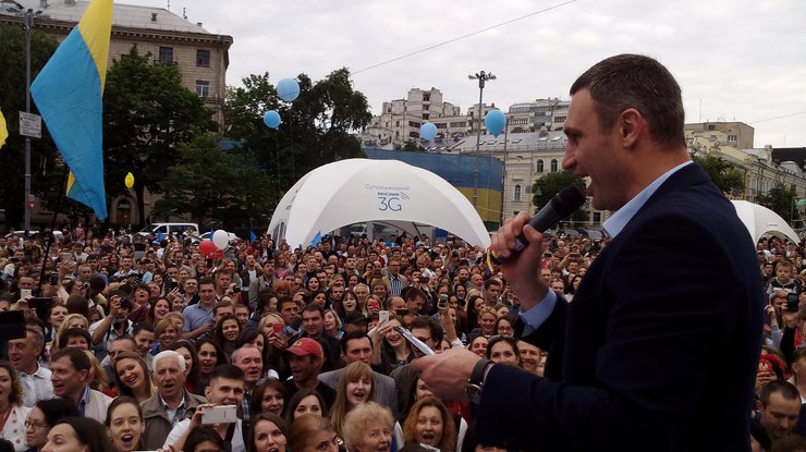 Кличко и киевляне впервые исполнили официальный гимн