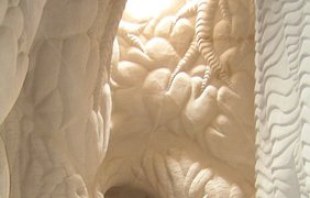 Стены пещер Ра Полетт собственноручно украшает различными орнаментами.