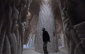 Стены пещер Ра Полетт собственноручно украшает различными орнаментами.