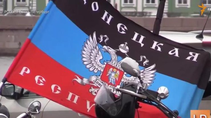 "Ночные волки" притащили в Питер флаг ДНР.
