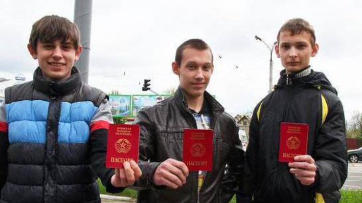 "Паспорта ЛНР" можно получить за 250 грн. фото Facebook/Lucia Ollo
