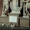 В Италии туристы разбили древнюю статую из-за селфи (фото)