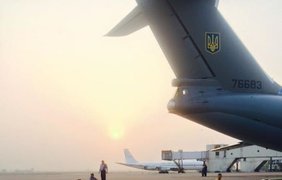 Шкиряк прилег отдохнуть на территории аэропорта в Баку. Фото Оксаны Котовой