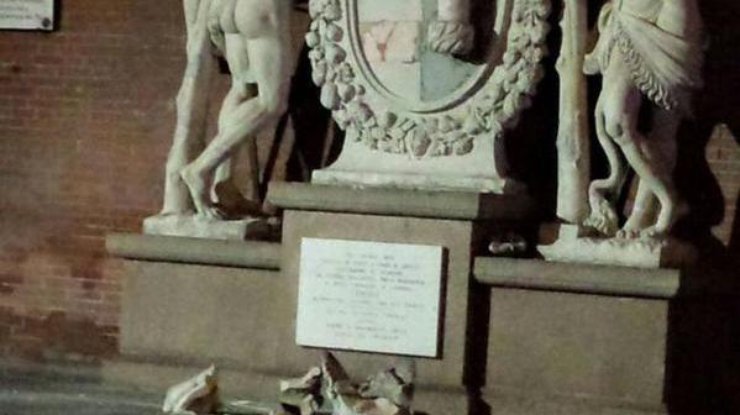 Скульптура изображает двух Геркулесов