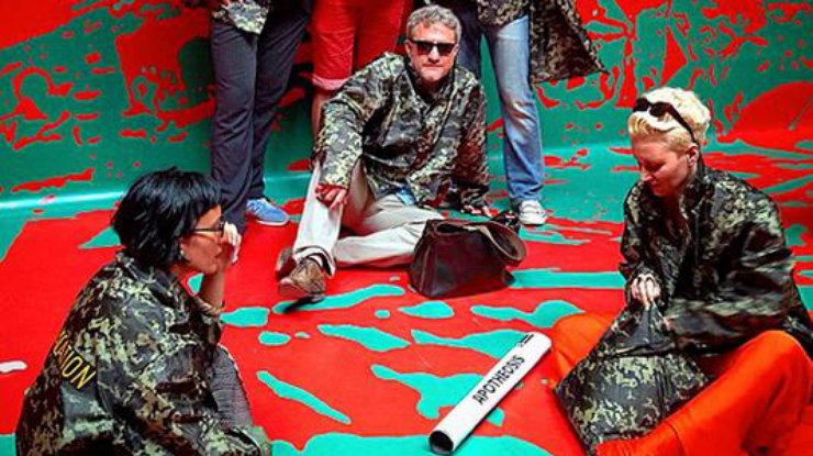 Подражая оккупации Крыма, украинские "зеленые человечки" захватили российский павильон. фото - Platforma