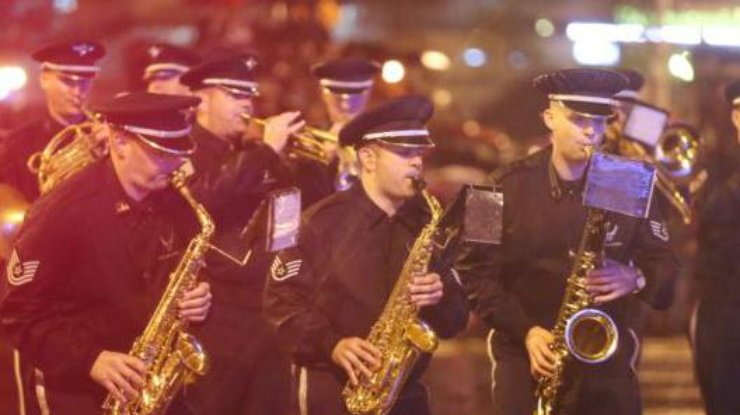 Военному оркестру США хлопали стоя. Фото "Радио Свобода".