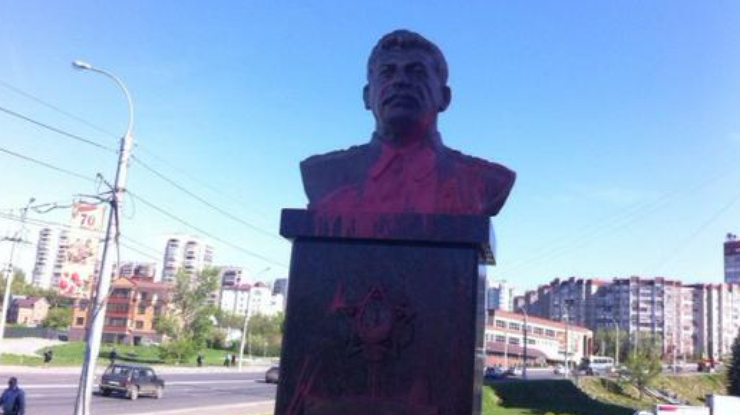 Памятник Сталину не простоял и суток