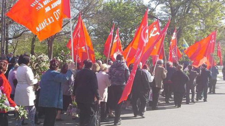 Коммунисты Херсона проигнорировали запрет на шествие. Фото Александр Рудоманов
