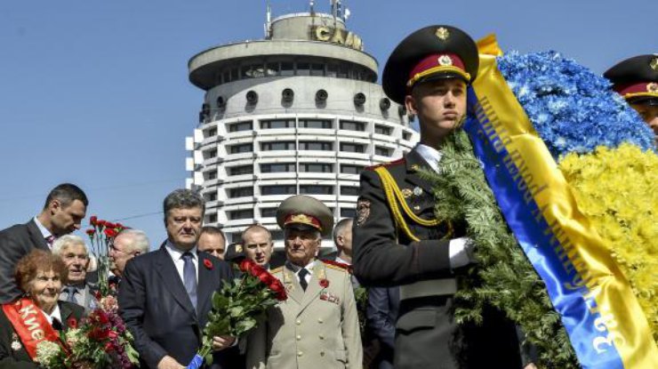 Порошенко рассказал о заслугах украинцев во Второй мировой. Фото АП