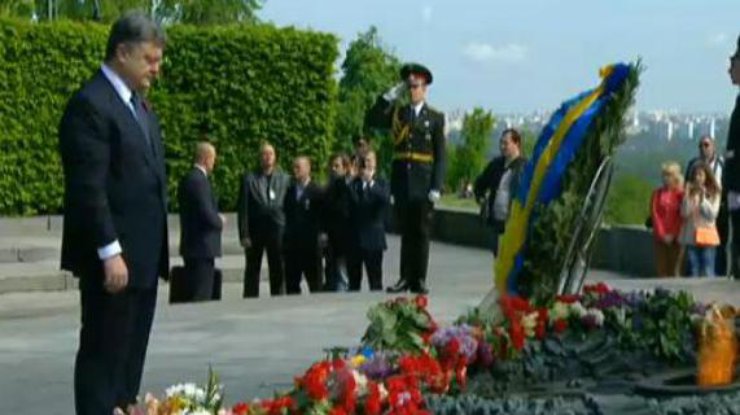 Порошенко возложил цветы в парке Славы в Киеве